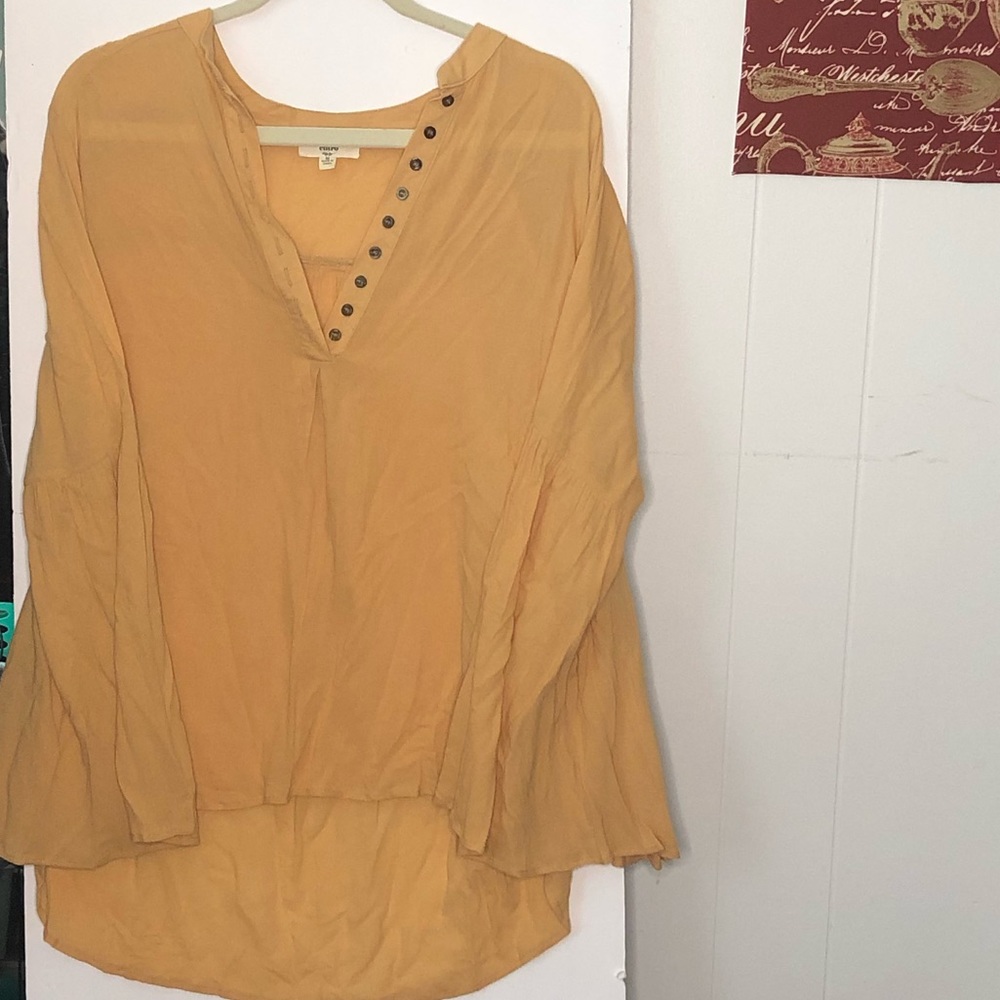 NWOT Entro top size M mustard color